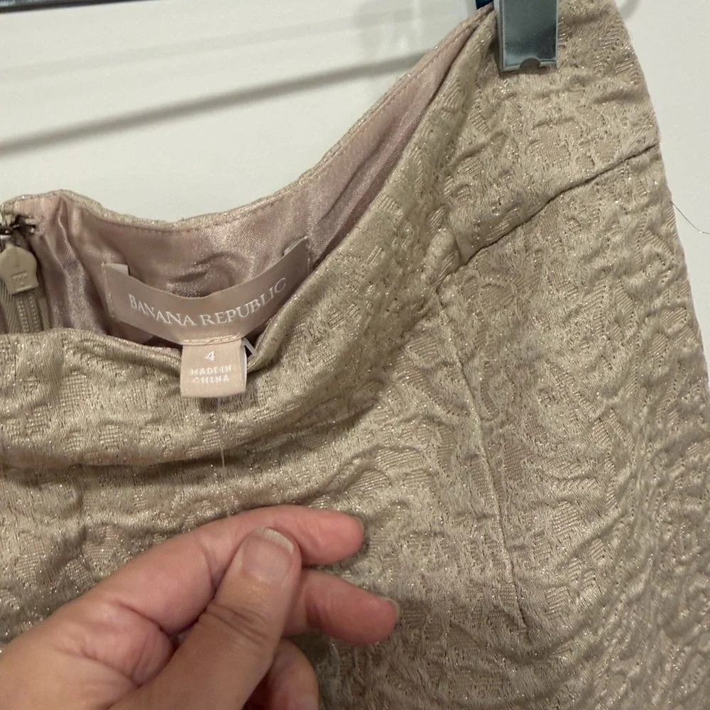Banana Republic Jacquard Gold Shimmer Pencil Skirt. - Picture 5 of 10